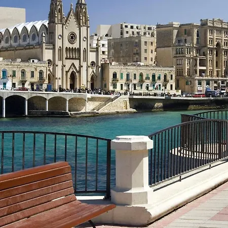 Fabulous Penthouse In A Prime Location Apartment *