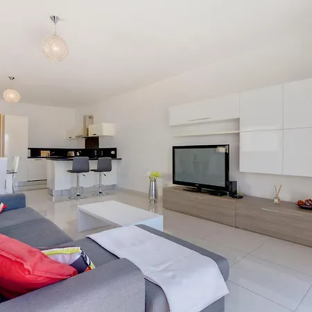 Fabulous Penthouse In A Prime Location Apartment *