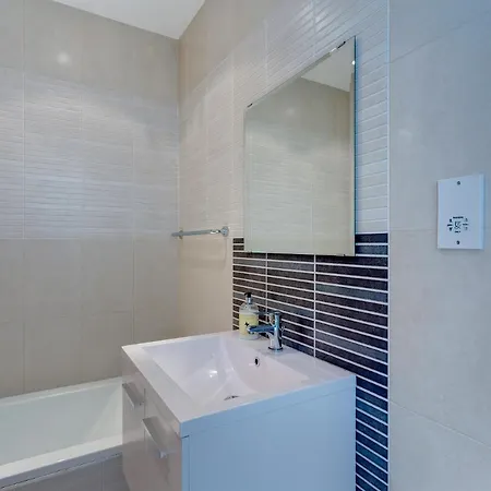 Fabulous Penthouse In A Prime Location Apartment *